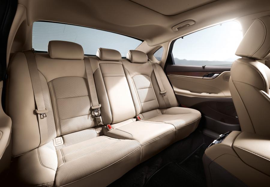 Интерьер Hyundai Grandeur (IG) 2016 года  (фото 15 из 17)